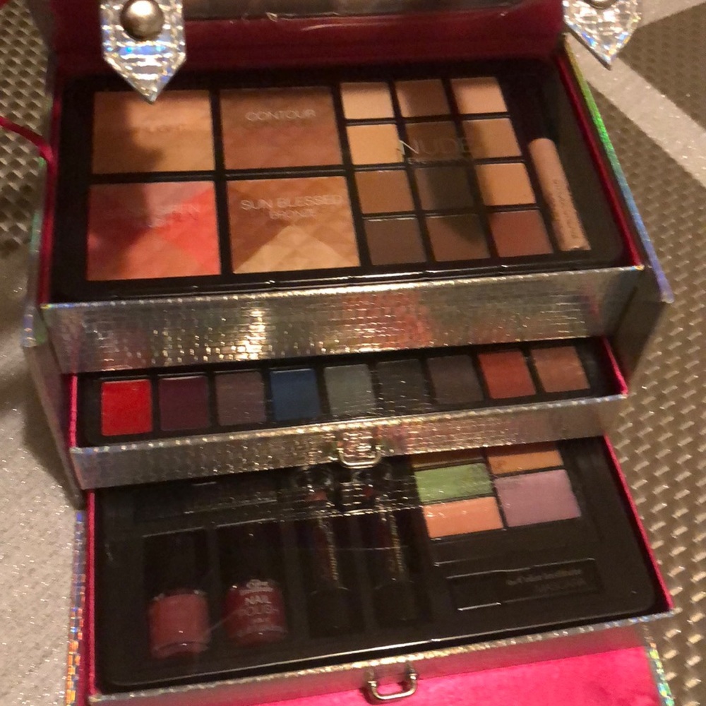 NWT SALE🔴CASE AND 73 PIECE MAKE UP IN TIME FOR HOLIDAY